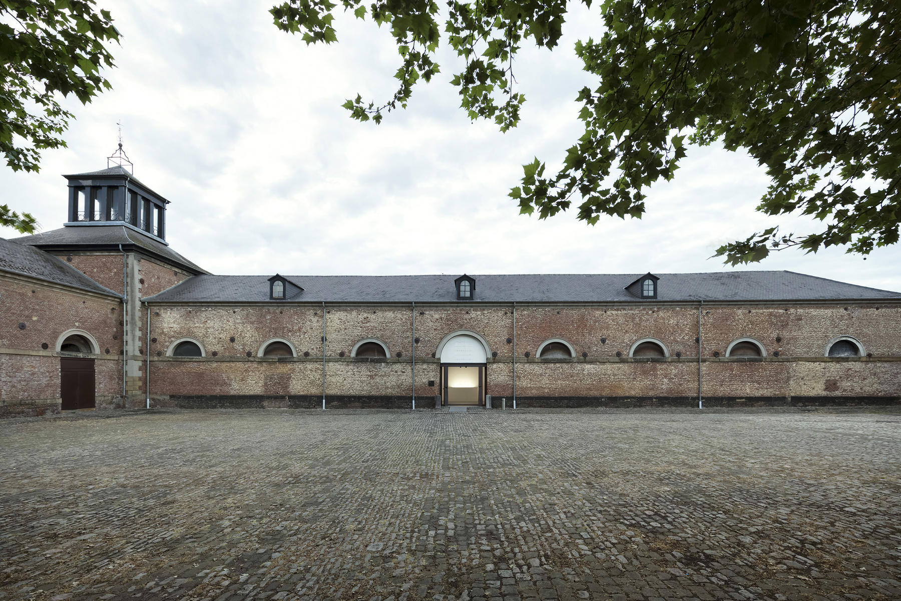 <span class='credits'>© Takumi Ota</span>